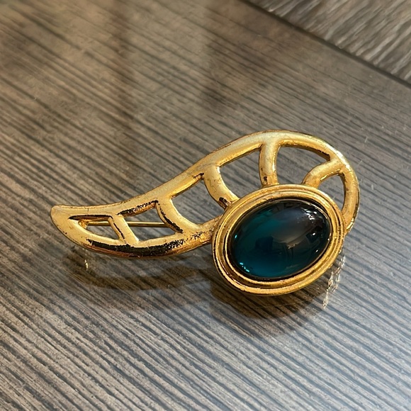 Vintage Abstract Paisley Swoop Gold-tone Pin with Emerald Green Cabochon Gem - Picture 4 of 16